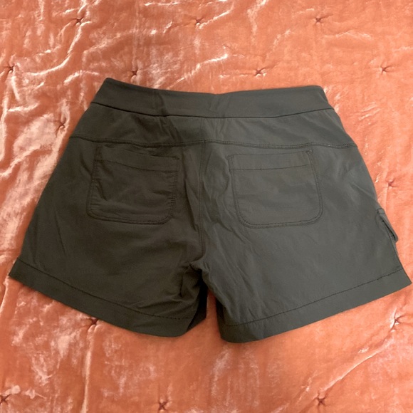 Athleta size 2 khaki green Trekkie cargo shorts - Picture 2 of 4